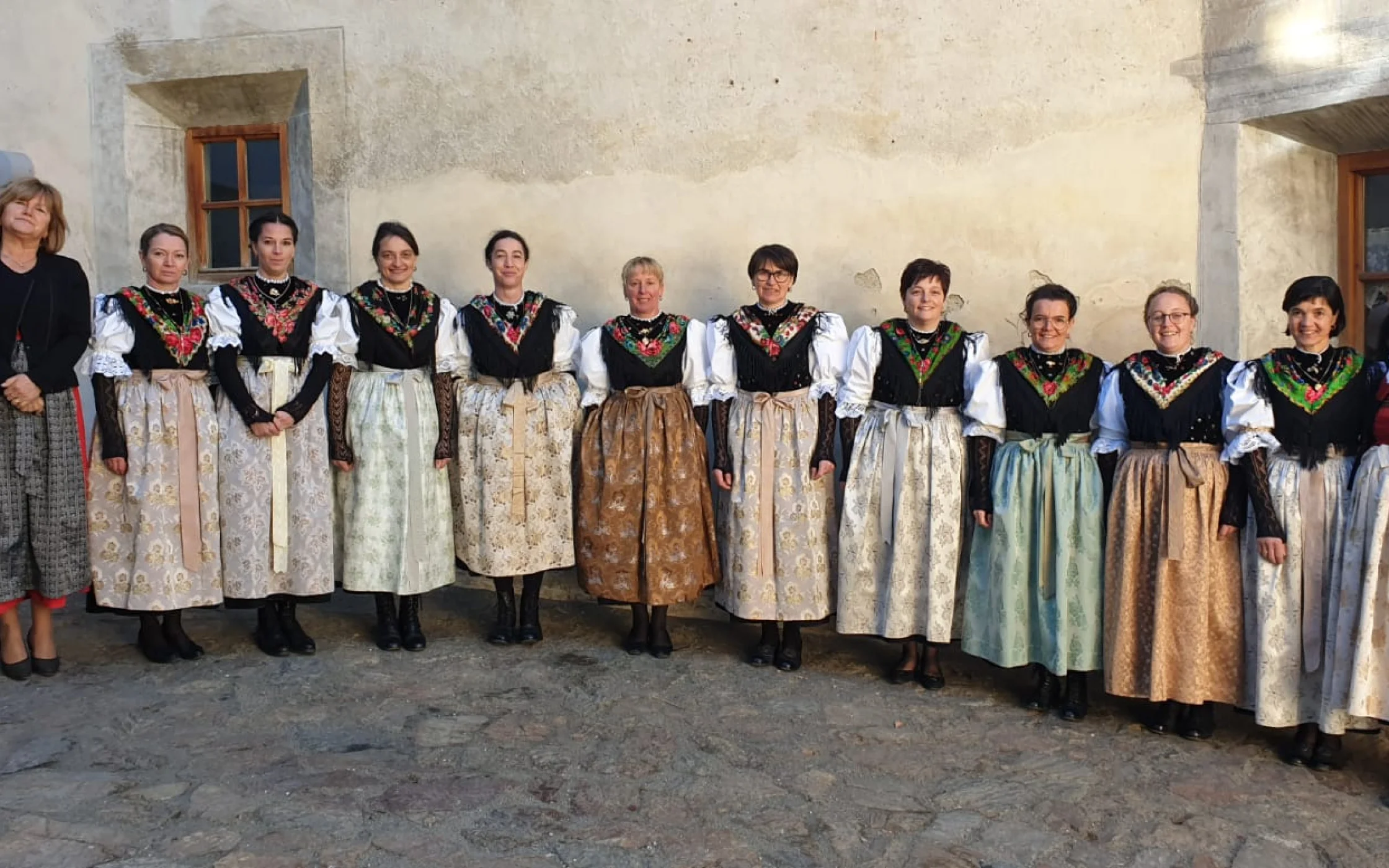 Ausschuss mit Landesbuerin und Bezirksbuerin.jpg